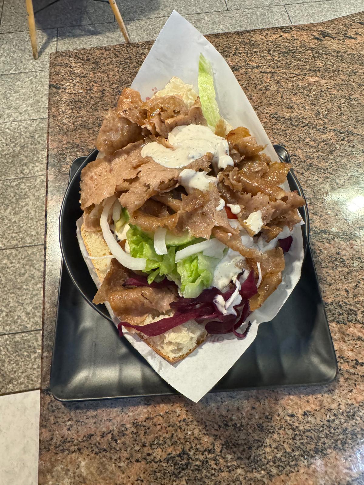Drehspieß-Fleisch mit Salat und Soße im Fladenbrot