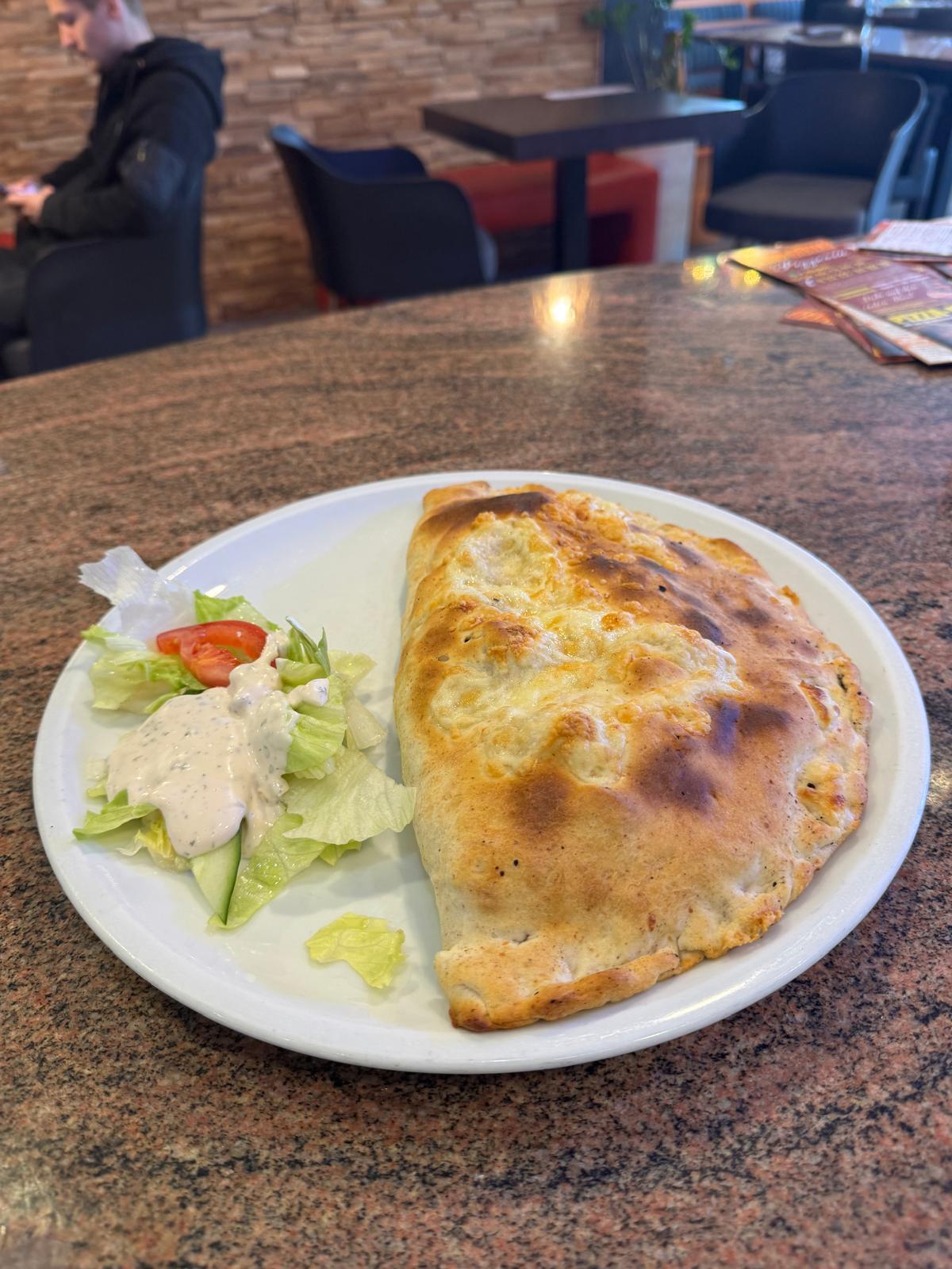 Calzone Special – gefüllte Pizzatasche mit Drehspieß, Mozzarella und Jalapeños