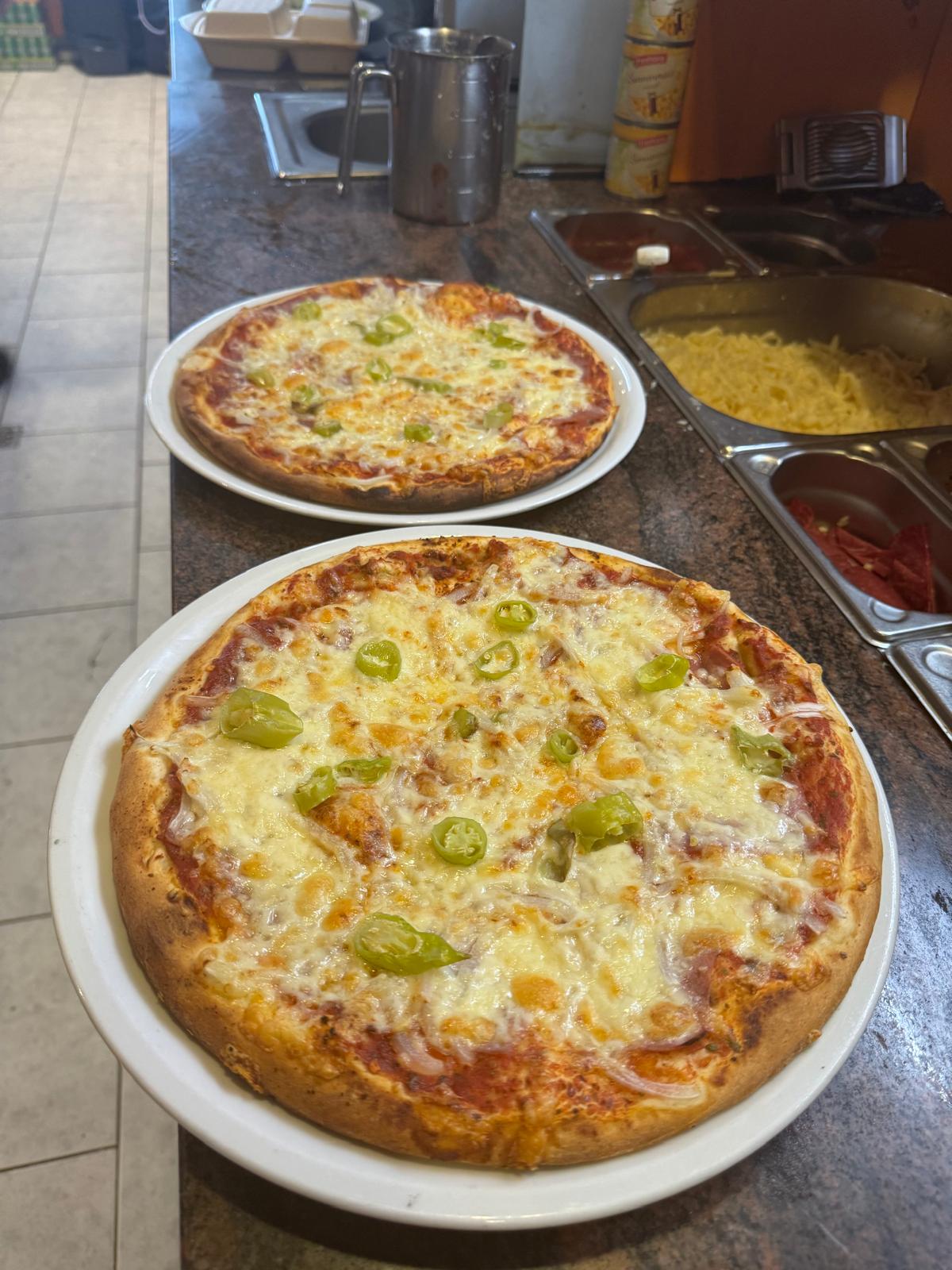 Pizza Mafia mit Truthahn-Schinken, Zwiebeln, Peperoni und Knoblauch